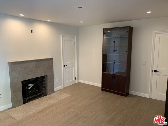 Building Photo - 9254 Balcom Ave