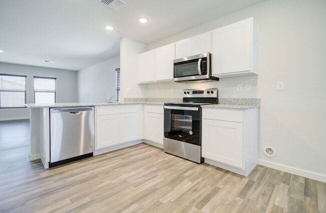 Building Photo - 2028 E Velvet Pl
