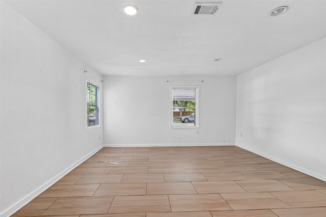 Building Photo - 1504 Lawrence Ave