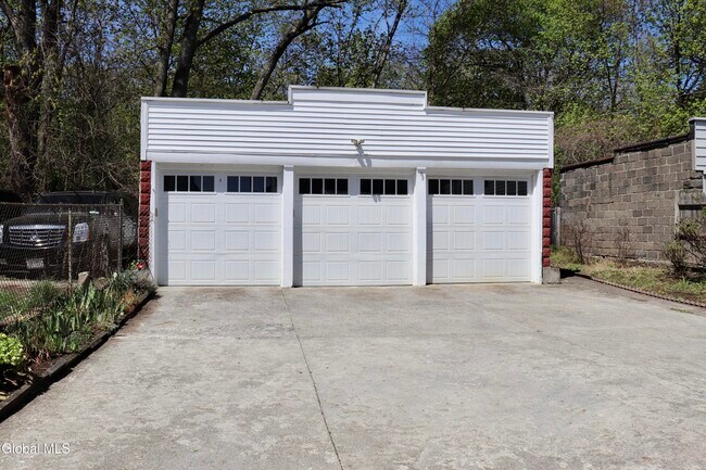 Building Photo - 628 N Pearl St