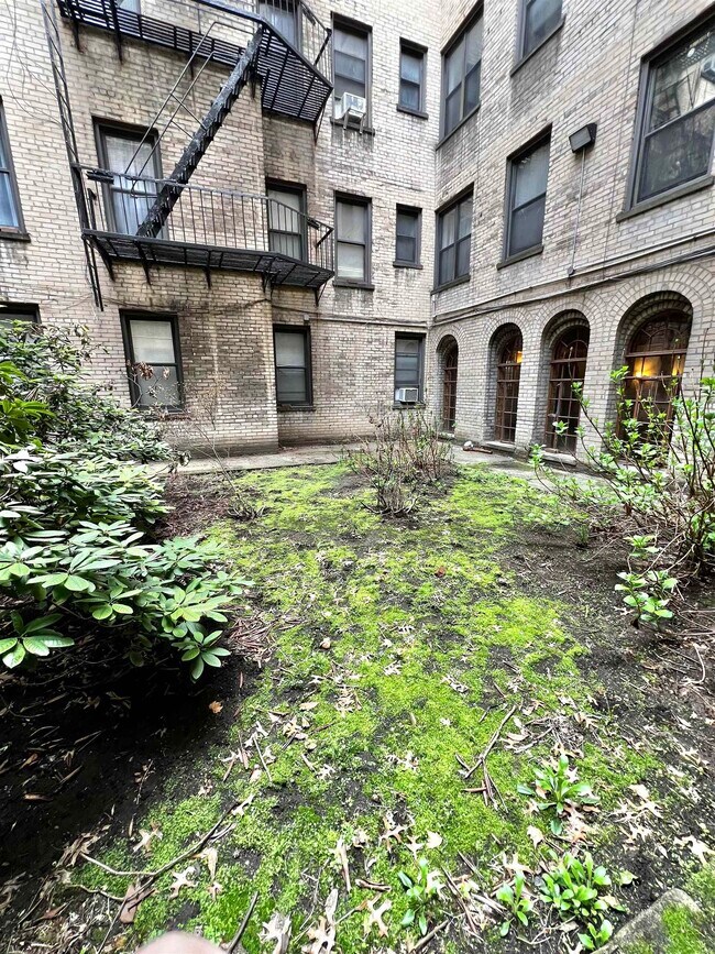 Building Photo - 131 Kensington Ave