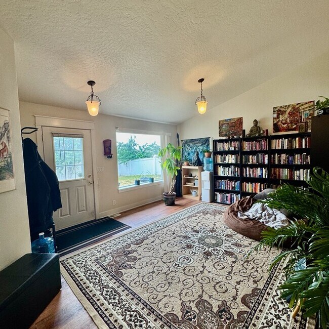 Building Photo - Cute 3 bed 2 bath unit for rent!