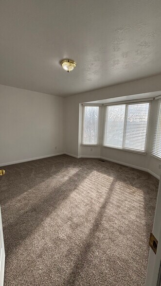 Building Photo - 631 W 20 N