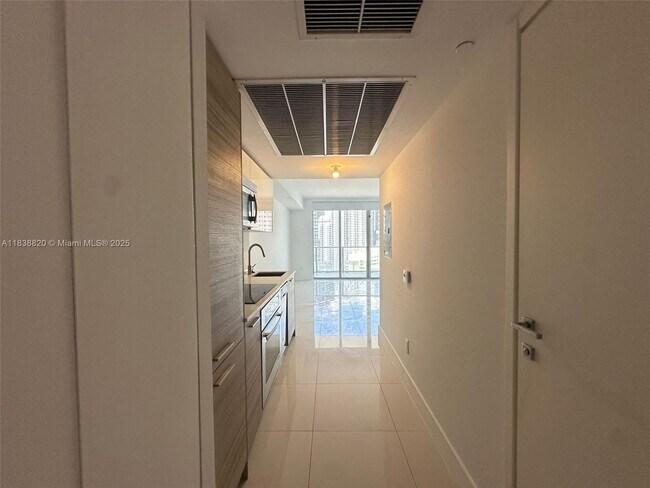 Building Photo - 1300 Brickell Bay Dr