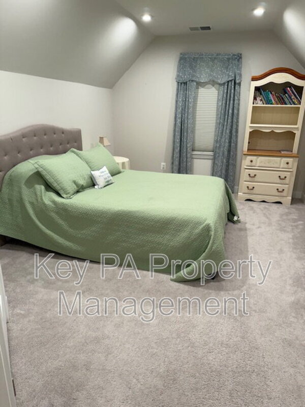 Building Photo - 659 Thomas Penn Dr