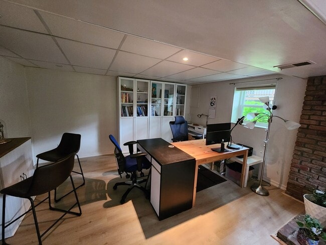 Building Photo - Beautiful 3-bedroom, 1.5-bathroom split-le...