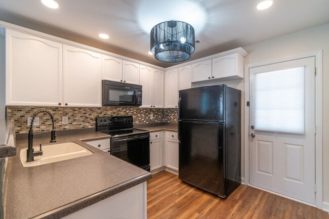 Building Photo - Charming End-Unit Townhome with Prime Loca...