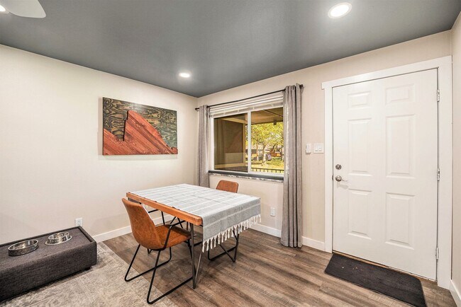 Building Photo - Updated 2 Bed 1 Bath Townhome in Clayton Neighborhood