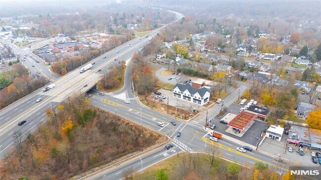 Building Photo - 445 Ramapo Valley Rd