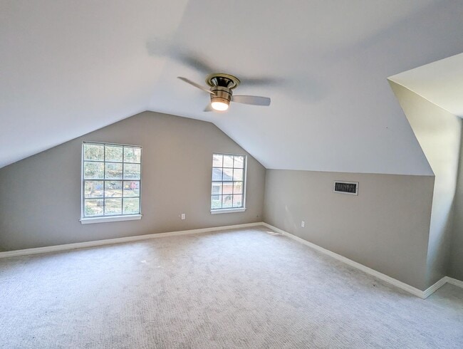 Building Photo - Spacious 4/3 bathroom Home