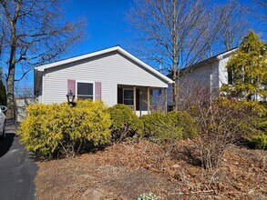 Building Photo - 2 Bedroom House Available November 10 2025