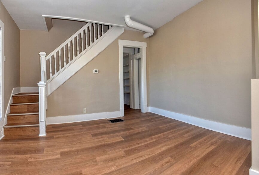 Building Photo - Newly Remodeled 3BR/1.5BA Townhome - Bates Hendricks
