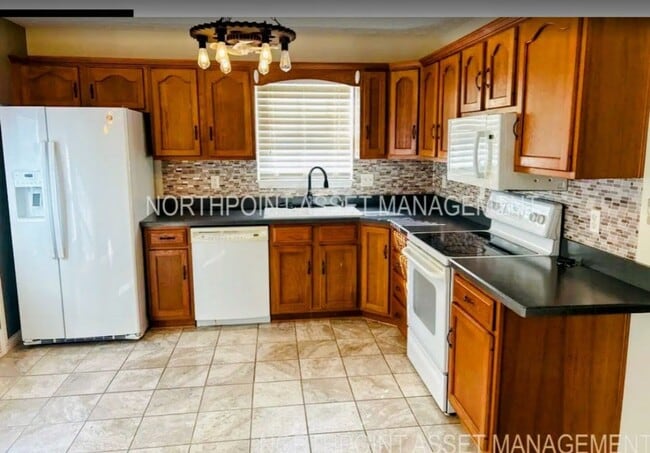 Building Photo - Beautiful spacious 4 bed 4 bath Family Home