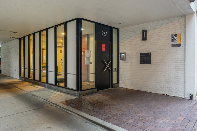 Building Photo - 227 E Walton Pl
