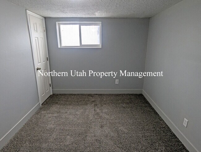 Building Photo - 4 Bed, 2 Bath