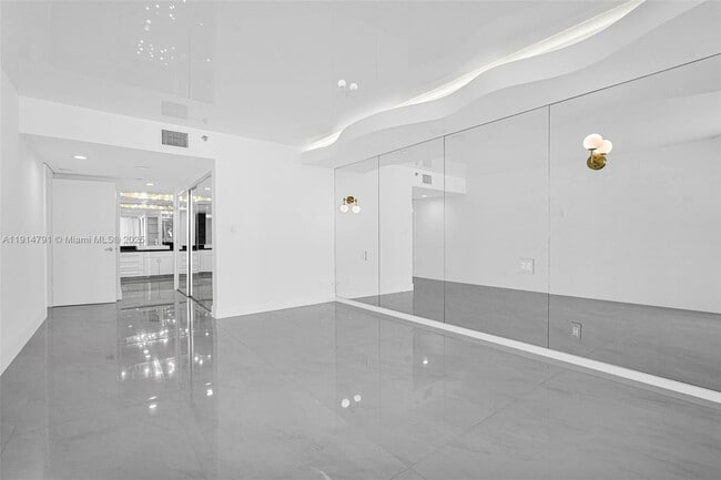 Building Photo - 16485 Collins Ave