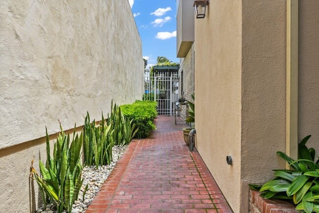 Building Photo - 7622 Herschel Ave