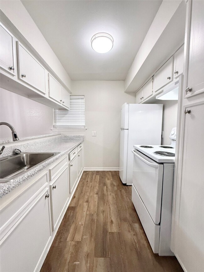 Building Photo - 321 E Cedar St