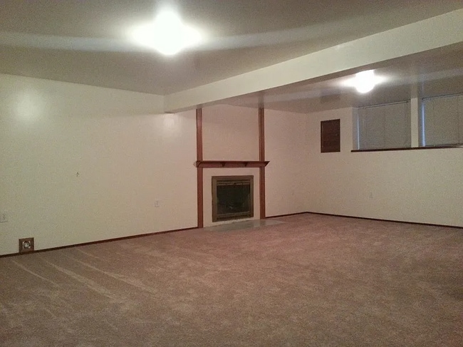 Building Photo - Spacious split entry home