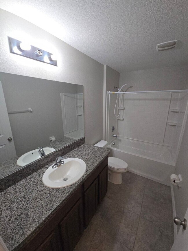 Building Photo - Gorgeous 4-Bedroom, 2.5-Bathroom Home in R...