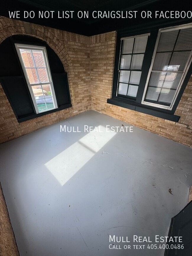 Building Photo - 825 NE 24th St