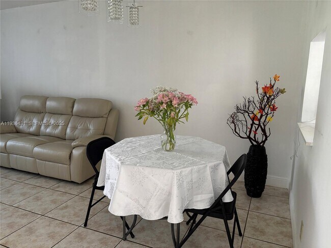 Building Photo - 351 Cambridge Rd