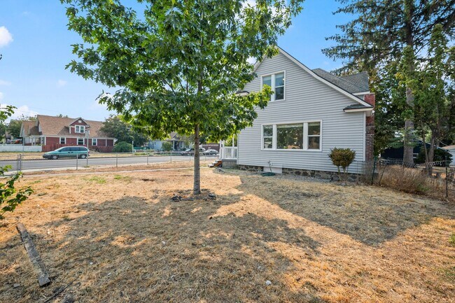 Building Photo - Charming 3 Bed 2 Bath Emerson Garfield Rem...