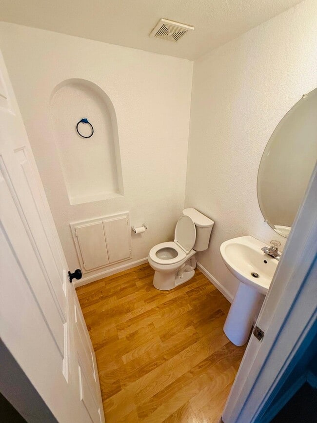 Building Photo - 565 Edenderry Dr