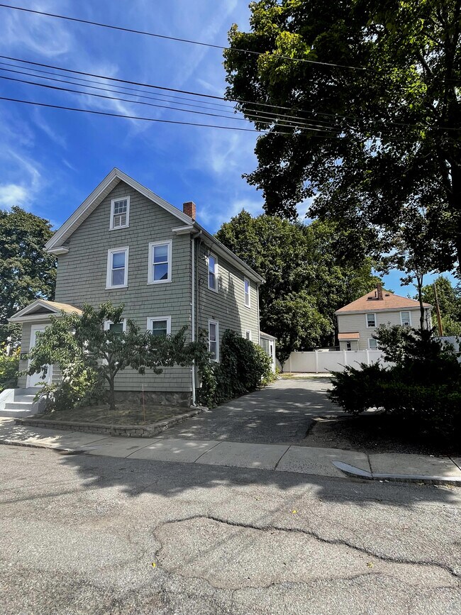 Building Photo - 15 Charles Street Ave