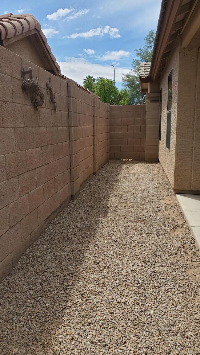 Building Photo - 10970 W Sheridan St