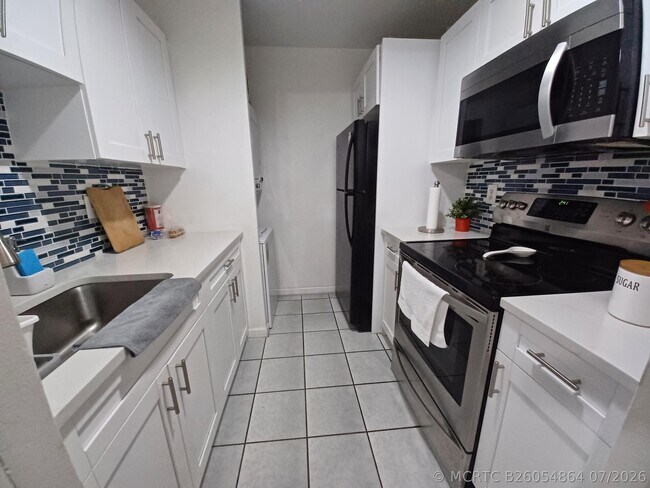 Building Photo - 10036 Twin Lakes Dr