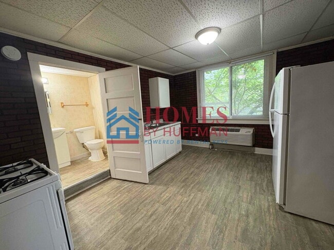 Building Photo - Efficiency Unit | Upstairs