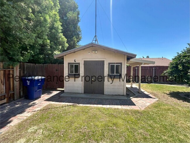 Building Photo - Charming 4 Bed/2 Bath NW Bakersfield Home ...