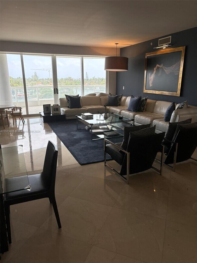 Building Photo - 21050 Point Pl