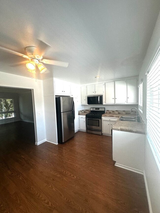 Building Photo - For Lease- Cozy and comfortable Two Bedrooms top floor unit