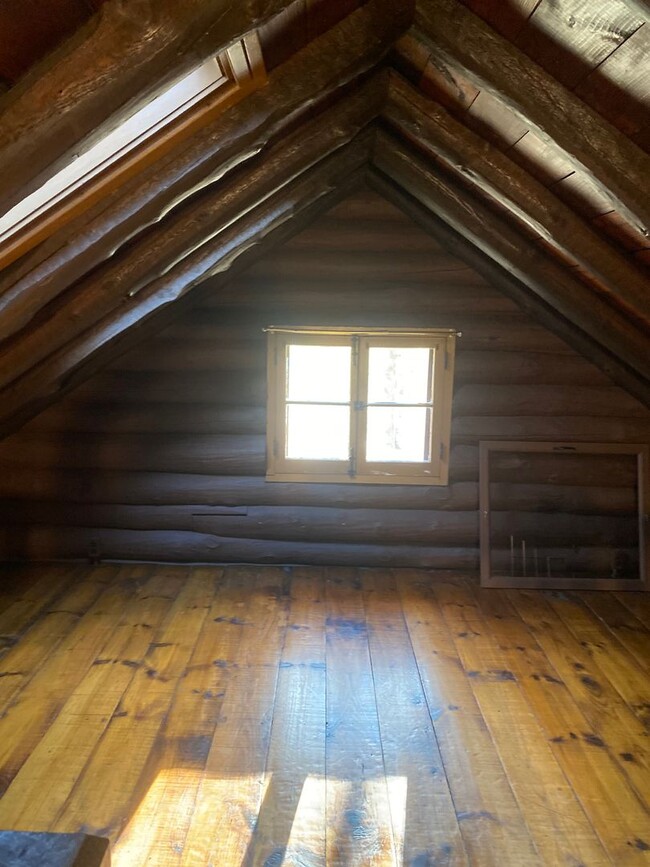 Building Photo - Log Cabin