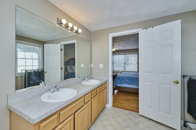 Building Photo - 27 Cranberry Ln