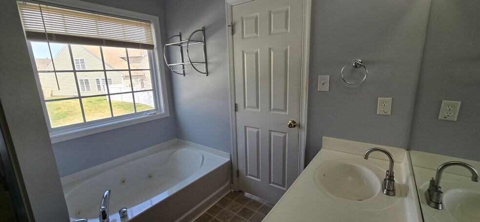 Building Photo - 848 Parkland Pl