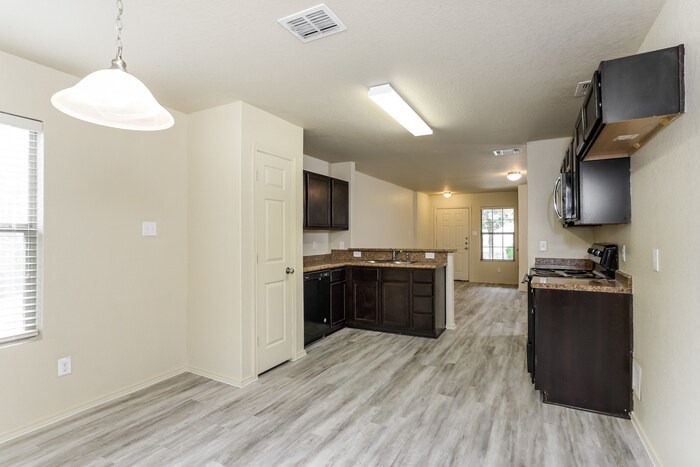 Building Photo - 5918 Aspen Gdn