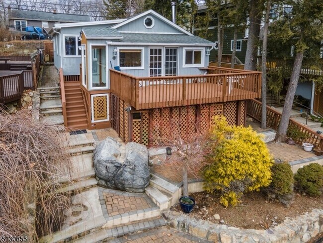 Building Photo - 25 Lake Rd