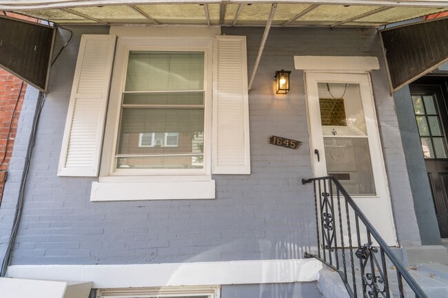 Building Photo - Newly Rehabbed beauty