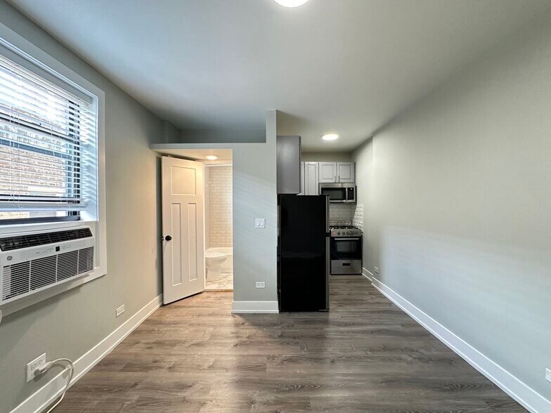 Building Photo - 508 W Belmont Ave