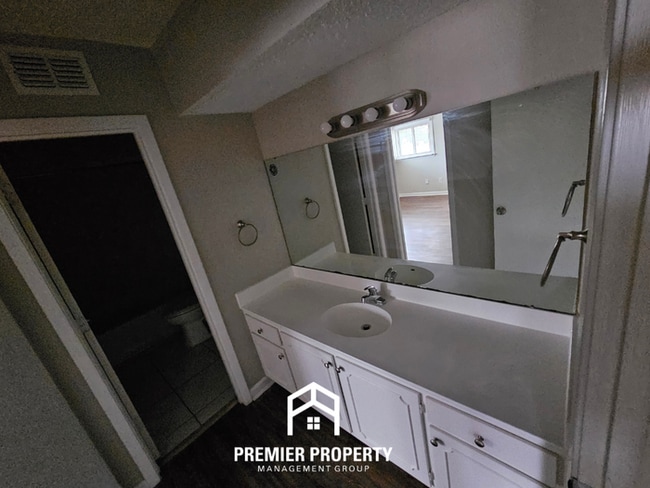 Building Photo - Large 4 Bedroom Home for Rent in Memphis | Hardwood Floors, Fireplace & Fenced Yard