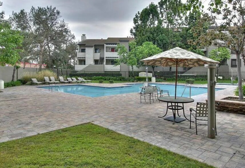 Pool and hot tub - 880 E Fremont Ave