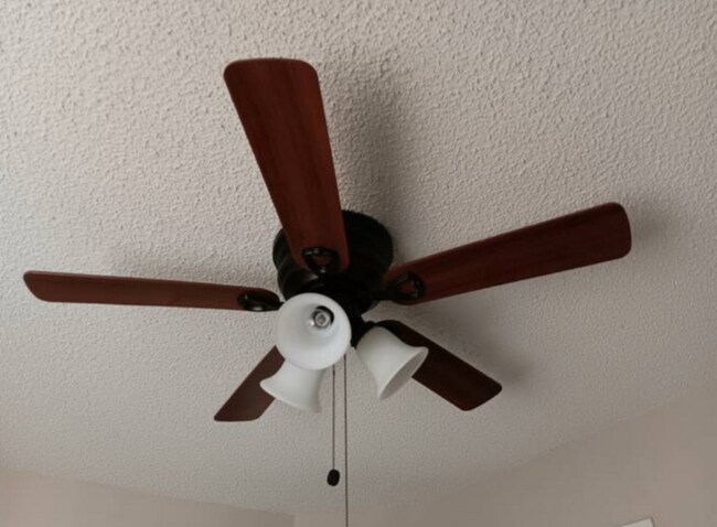 Building Photo - 10 SE Village Green Dr