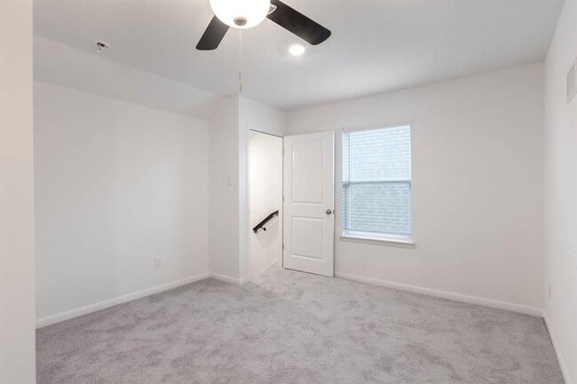 Building Photo - 309 Barton Oak Trl