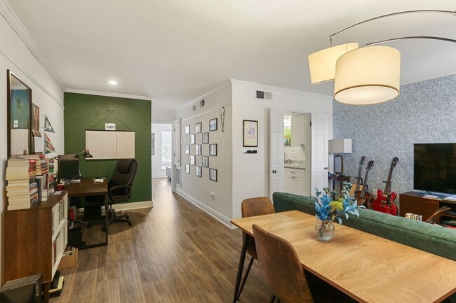 Building Photo - Gated Condo steps from Maple Street & St C...