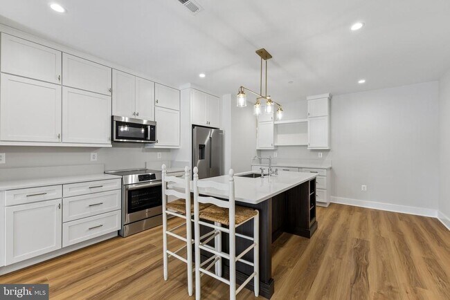 Building Photo - 6101 Berkshire Dr