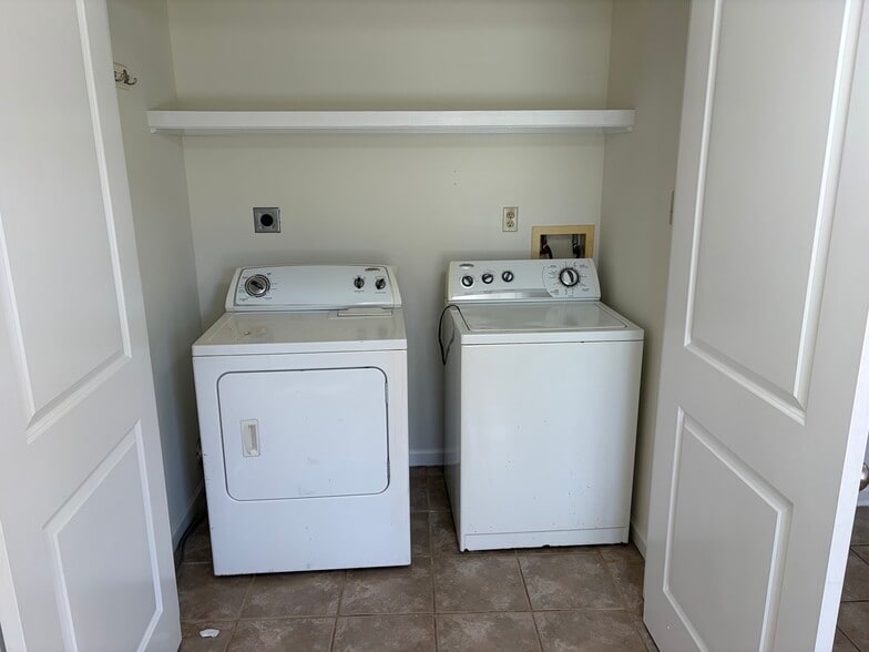 Laundry in kitchen - 6034 Chamberlain Dr