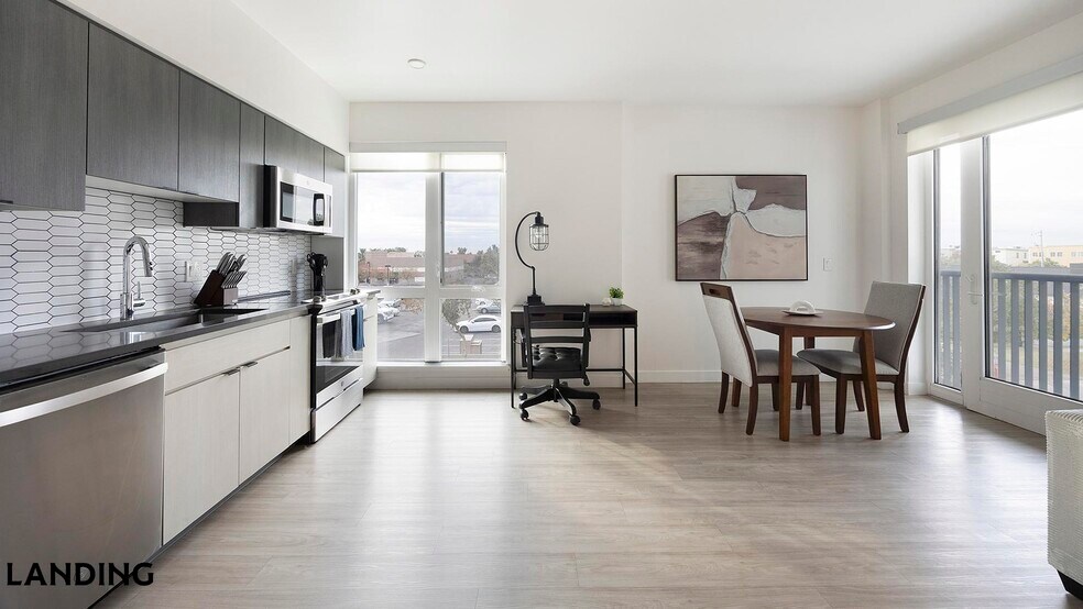 Building Photo - 707 S Farmer Ave